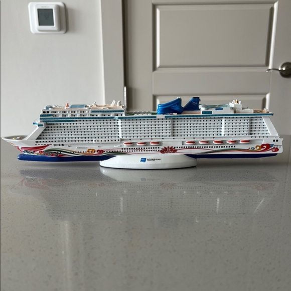 Norwegian Joy Cruise Ship Model - Picture 2 of 6